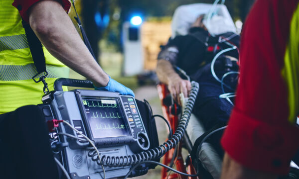 Rettungsdienst Team mit EKG und Defibrillator