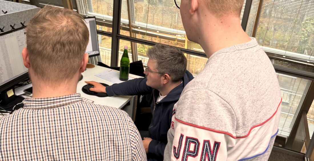 Ein antwortING Team im Büro