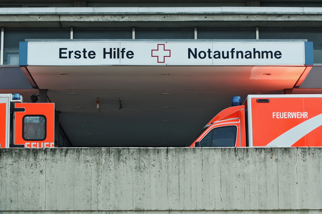 Zwei Rettungswagen vor der Notaufnahme eines Krankenhauses