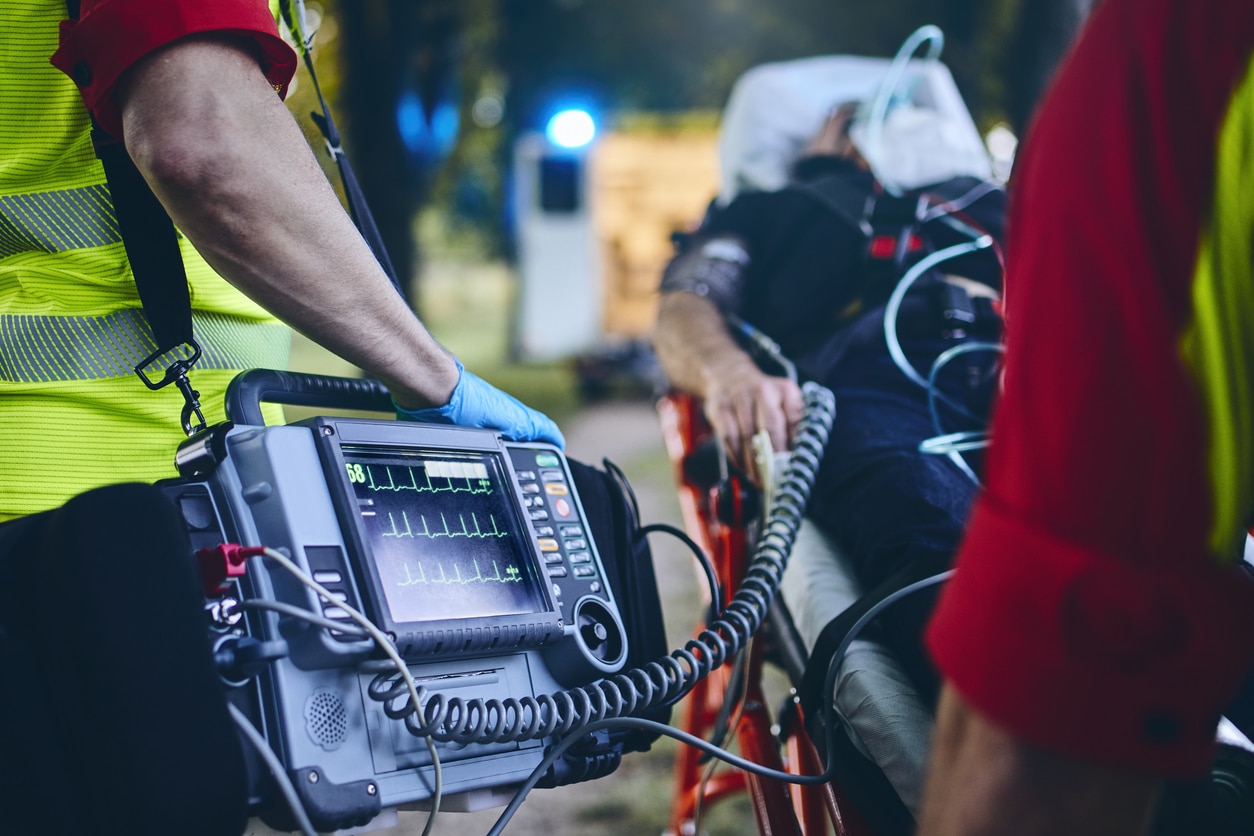Rettungsdienst Team mit EKG und Defibrillator