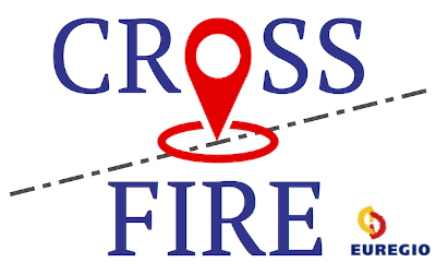Das Bild zeigt den durch eine gestrichelte Linie getrennten Schriftzug CROSS FIRE, über der Linie eine rote Stecknadel und in der unteren rechten Ecke das Euregio-Logo.