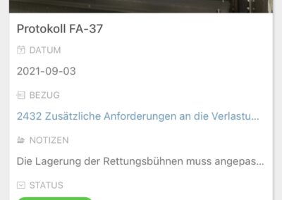 Auf dem Bildschirm einer mobilen App wird ein Protokolleintrag für Protokoll FA-37 mit dem Status „Abgenommen“ und einer Nahaufnahme der Maschinerie oben angezeigt.