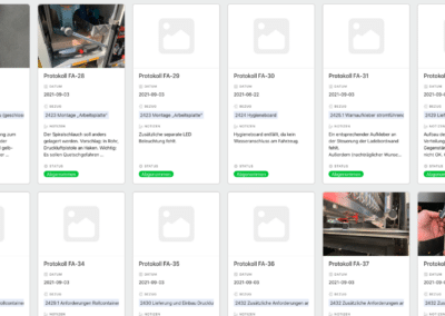 Eine Dashboard-Oberfläche mit mehreren Protokollkarten, einige mit Bildern und einige mit Platzhaltern, die jeweils einen Titel, ein Datum, einen Status und eine kurze Beschreibung anzeigen.