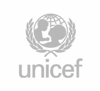 UNICEF-Logo mit einem Globus, zwei Lorbeerzweigen und den Silhouetten eines Erwachsenen und eines Kindes, darunter steht „UNICEF“.