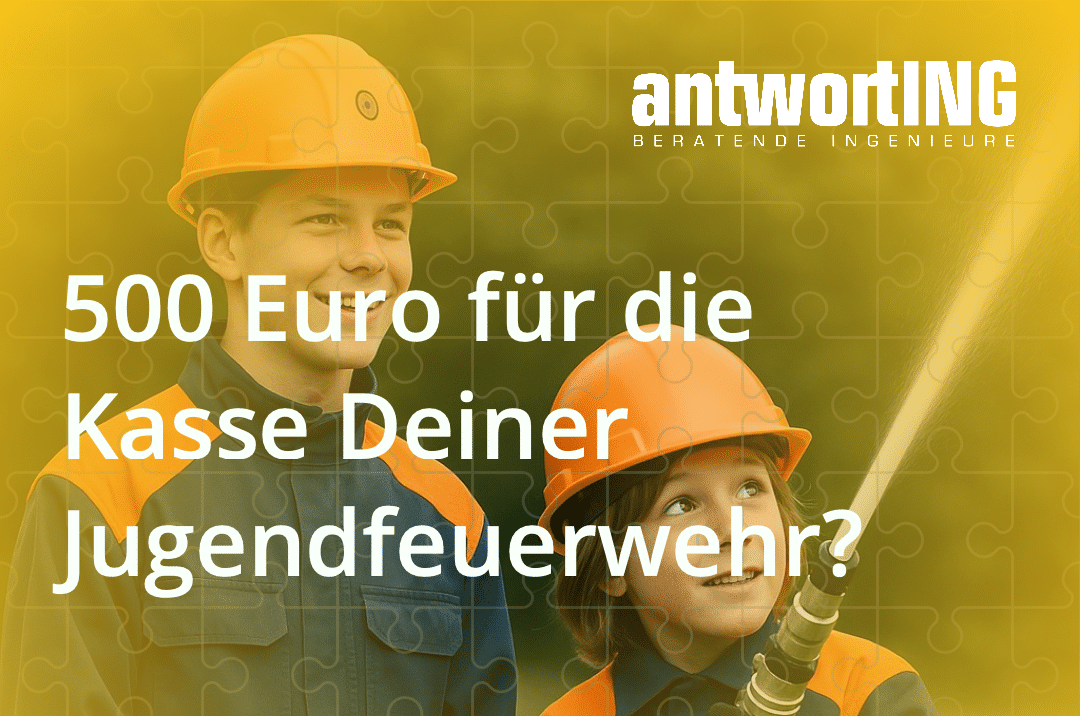 Das Bild zeigt zwei Kinder oder Jugendliche in blauer Feuerwehrschutzkleidung mit orangefarbenen Schulterpartien und Helmen. Beide lächeln. Eines der Kinder hält einen Feuerwehrschlauch, aus dem Wasser spritzt. Der Hintergrund ist grün und unscharf, vermutlich eine Wiese oder ein Garten. Das Bild ist mit einem leichten Gelbfilter versehen, der von links oben nach rechts unten ausläuft. Darüber liegt ein Puzzle-Muster, das jedoch dezent ist. In großer weißer Schrift steht im Zentrum des Bildes: „500 Euro für die Kasse Deiner Jugendfeuerwehr?“ Darunter befindet sich ein blauer Button mit weißer Schrift: „Lies alles Wichtige in der Caption!“ Oben rechts ist das Logo des Unternehmens antwortING Beratende Ingenieure abgebildet.